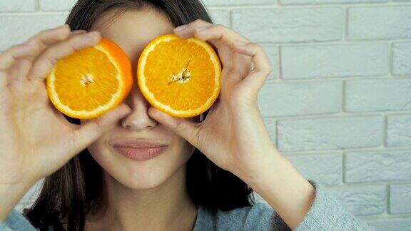 拿着橘子的有趣女孩