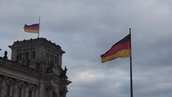 慢镜头:德国柏林阴天的德国联邦议院屋顶上飘扬的德国国旗