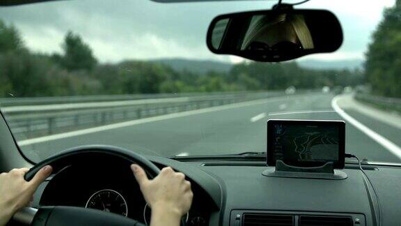 HDSLOW:仪表盘上有GPS设备的驾驶