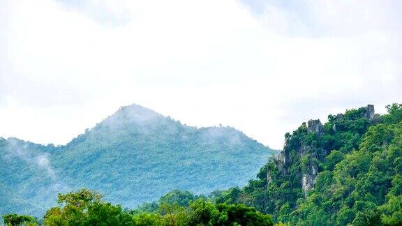 时间流逝:在泰国北碧府欣赏自然、山、天和雾