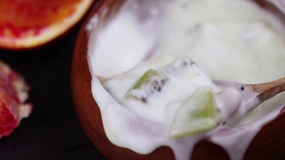 新鲜的绿色酸奶配上猕猴桃和开心果