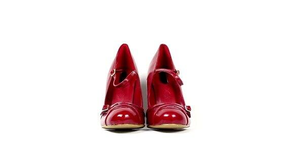 明亮的红色鞋子进入焦点-多莉
