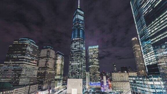 LAPAN照亮的摩天大楼(世界贸易中心一号)在曼哈顿晚上纽约