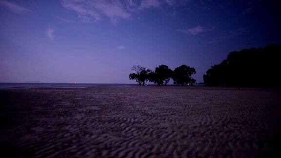 退潮时的夜晚海滩