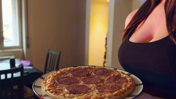 有魅力的女人和意大利腊肠披萨