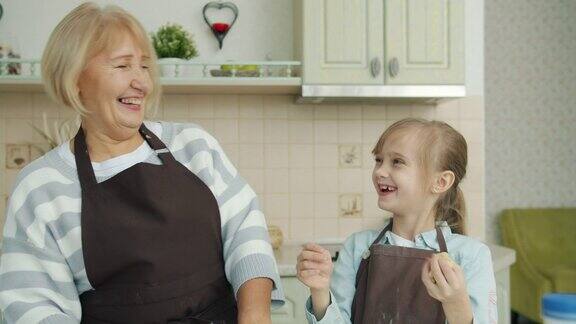 奶奶和孙女在厨房做饭笑着做饼干