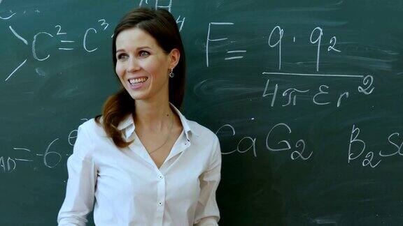 老师在教室里用黑板作背景讲解一些物理知识