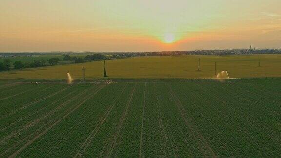 空中农业洒水器在田间喷洒