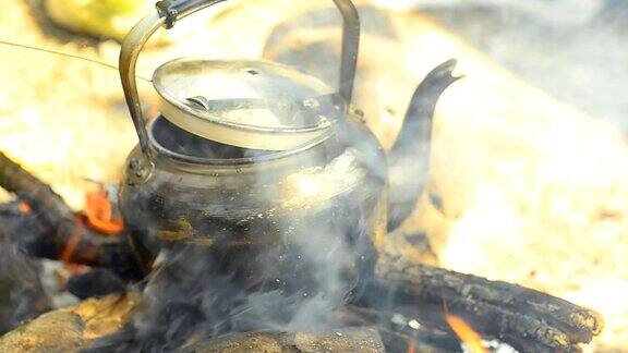 淘洗:用传统方法蒸茶