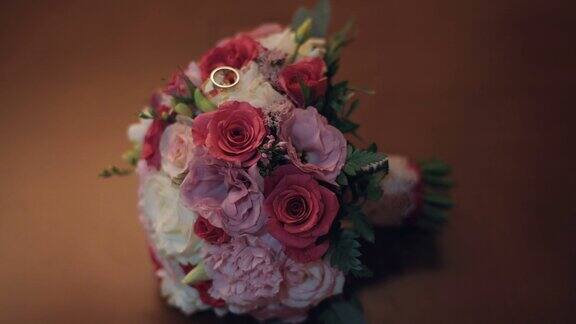 结婚戒指放在美丽的婚礼花束中