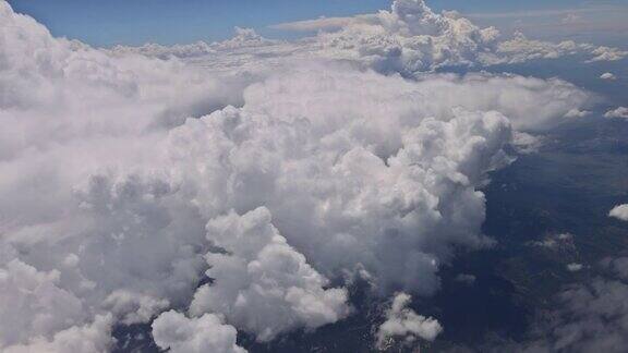 美丽的白云蓝天大海从飞机上看