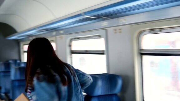 年轻漂亮的女人透过火车车窗向外看