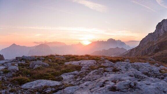 高高的被夕阳照耀的山顶包围着