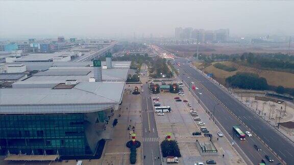 中国义乌以城市景观为背景的道路上行驶的汽车鸟瞰图