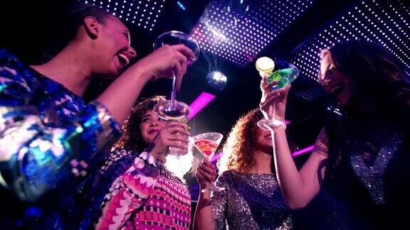 非裔美国妇女喝着鸡尾酒享受夜生活庆祝活动
