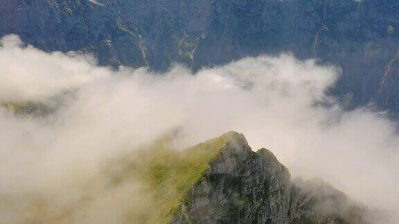 空中的山峰笼罩在雾中