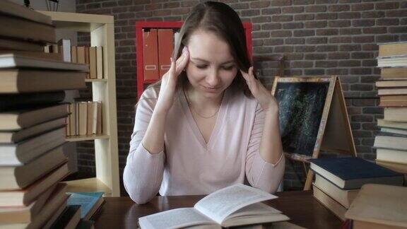 学生读的书在一大堆书中这个女人读教科书考试准备