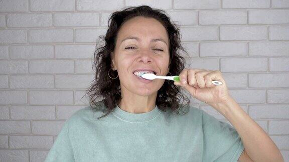 女人刷牙