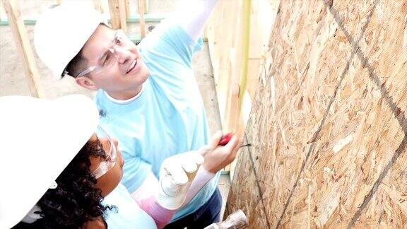 志愿者一起为慈善事业建造家园