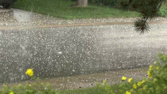 科罗拉多州丹佛市下冰雹暴雨暴雨水冰充斥街道