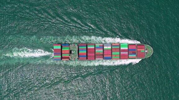 集装箱船国际物流业务货运海运由集装箱船在公海空中俯瞰
