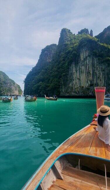 长尾船在皮雷泻湖KohPhiPhi玛雅湾泰国绿松石色的海洋