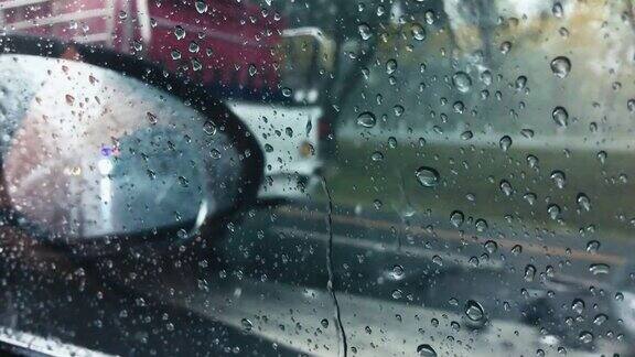 下雨的时候在路上发生了车祸