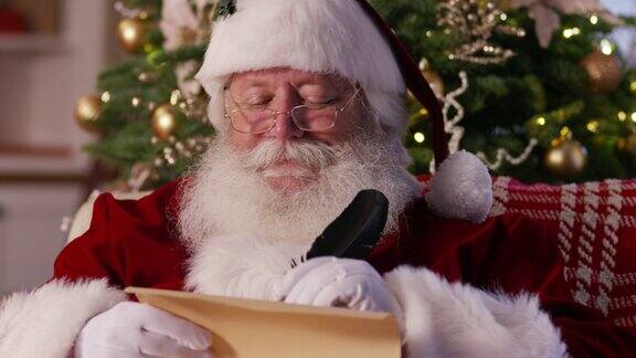 特写圣诞老人正在写清单
