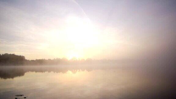 湖上秋雾蒙蒙的早晨