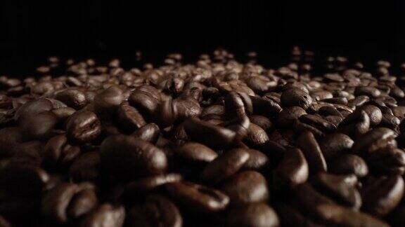 缩小坠落咖啡豆的微距视频用红氦相机在8K拍摄