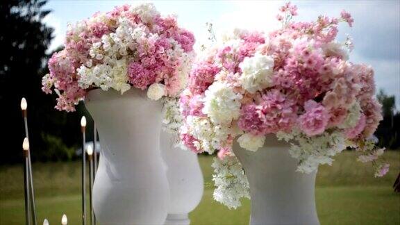 白色大花瓶中的花朵作为装饰