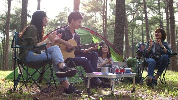 一群年轻的旅行者喜欢在绿色的森林里露营