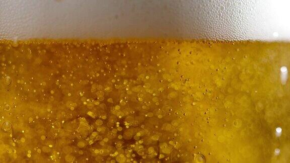 啤酒在玻璃杯里冒泡慢镜头