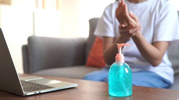 冠状病毒在家工作妇女用消毒凝胶洗手