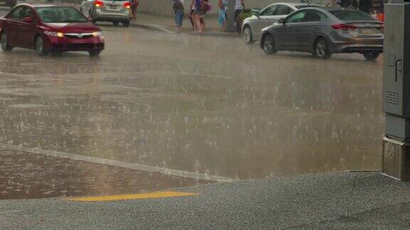 下雨的匹兹堡街道上的行人和交通