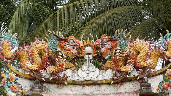 宗教色彩丰富的龙雕塑神龛内装饰有中国传统风格的装饰物艺术建筑佛教艺术品壮观的泰国寺庙东方文化中的神圣动物