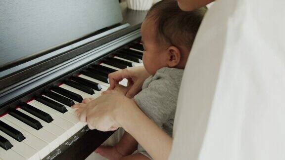妈妈教小孩弹钢琴