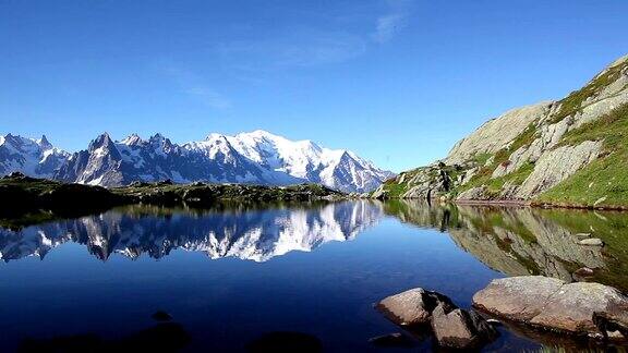 在法国阿尔卑斯山脉的LacBlanc上空的寂静