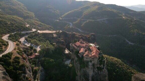 鸟瞰图的色萨利山岩石寺庙顶部的悬崖