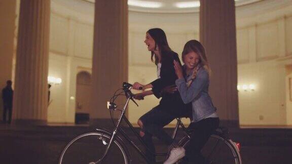 女孩们在晚上骑自行车