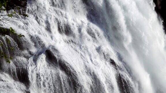 快速惊人的瀑布在Husedalen山谷挪威夏天的时间Nyastølsfossen
