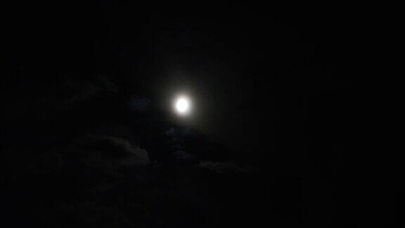 一个实时拍摄的月亮和云在晚上