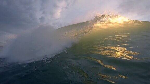 巴西坎佩切海滩强大的海浪