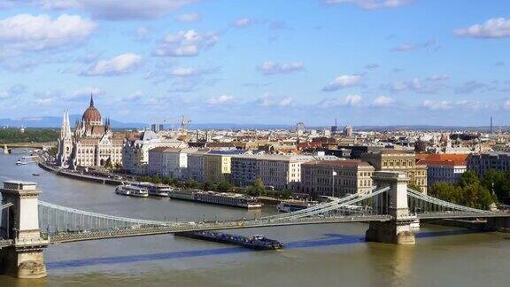 布达佩斯的铁链桥和佩斯河畔