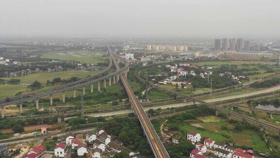 中国铁路高架乡村风光