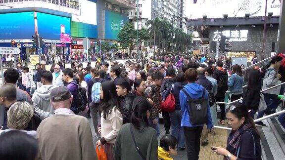 香港弥敦道的一条拥挤街道