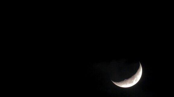 在夜空中看到新月和过往的云