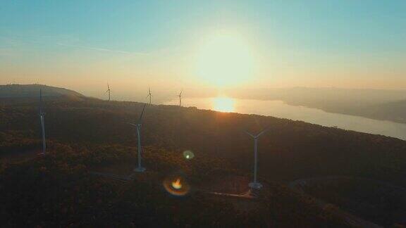 航拍:日落时风力发电场上的涡轮机