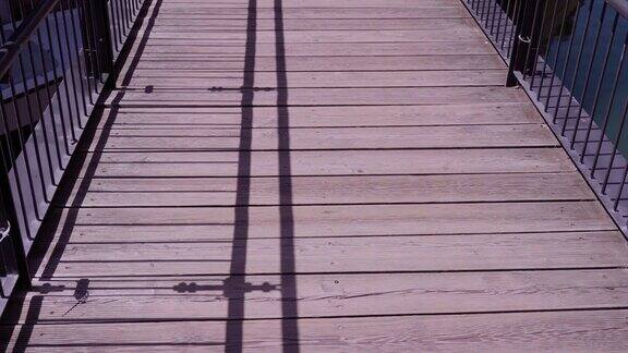 老式桥上的旧木板狭窄的通道上有栏杆