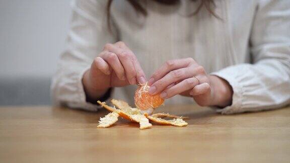 一个女人在吃橘子的白色条纹